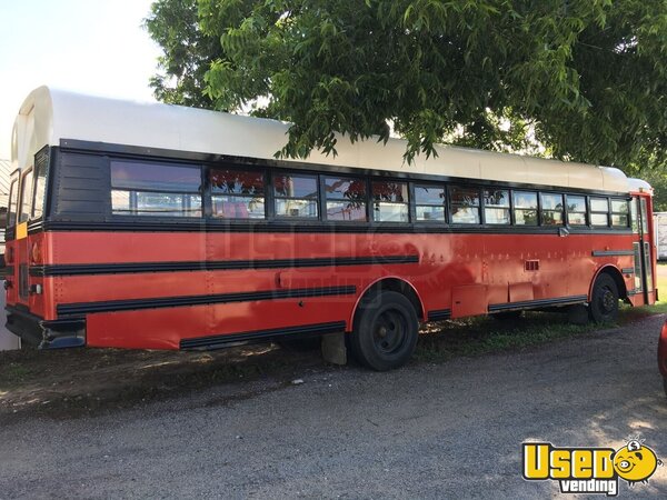 2001 Flat Front Bus Kitchen Food Truck All-purpose Food Truck Texas Diesel Engine for Sale