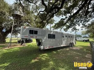 2001 - 4 Star 4 Horse Slant Load Living Quarters Trailer for Sale in Texas!