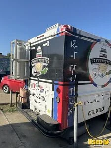 2001 P30 Workhorse Kitchen Food Truck All-purpose Food Truck Air Conditioning Texas Diesel Engine for Sale