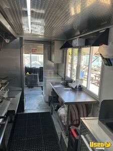 2001 P30 Workhorse Kitchen Food Truck All-purpose Food Truck Diamond Plated Aluminum Flooring Texas Diesel Engine for Sale