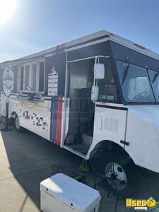 2001 P30 Workhorse Kitchen Food Truck All-purpose Food Truck Texas Diesel Engine for Sale