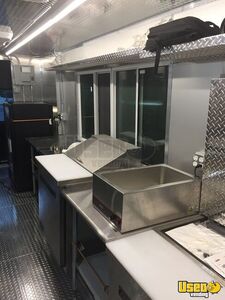 2001 Workhorse Kitchen Food Truck All-purpose Food Truck Upright Freezer Texas Diesel Engine for Sale