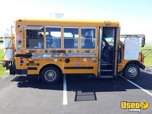 2002 E350 Bus Conversion Kitchen Food Truck All-purpose Food Truck Ohio Diesel Engine for Sale