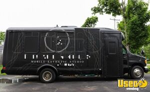 2002 E450 Mobile Esthetic Truck Mobile Hair Salon Truck Bathroom California Gas Engine for Sale