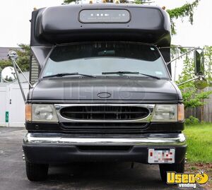 2002 E450 Mobile Esthetic Truck Mobile Hair Salon Truck Cabinets California Gas Engine for Sale