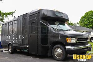 2002 E450 Mobile Esthetic Truck Mobile Hair Salon Truck California Gas Engine for Sale