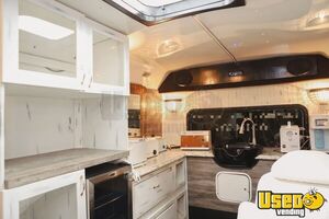 2002 E450 Mobile Esthetic Truck Mobile Hair Salon Truck Electrical Outlets California Gas Engine for Sale