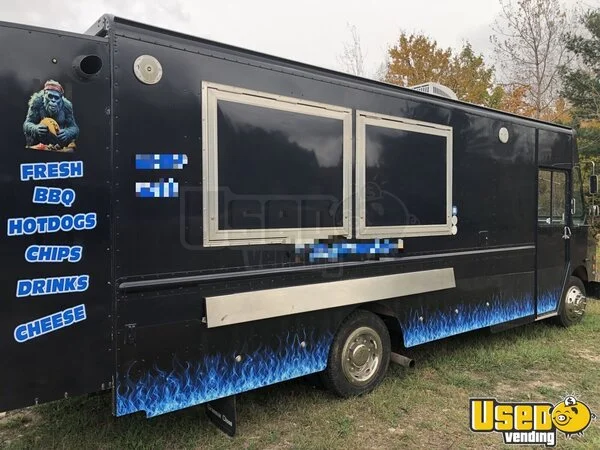 2002 Mt45 Chasssis Barbecue Food Truck Michigan Diesel Engine for Sale