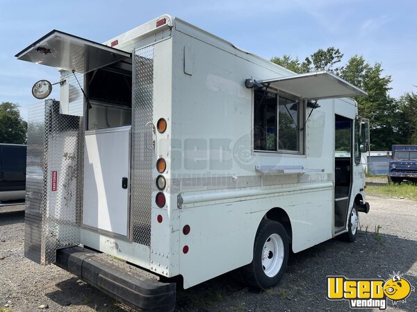 2002 P42 Kitchen Food Truck All-purpose Food Truck Virginia Diesel Engine for Sale
