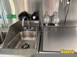 2002 Workhorse Step Van Kitchen Food Truck All-purpose Food Truck Additional 5 Rhode Island Diesel Engine for Sale