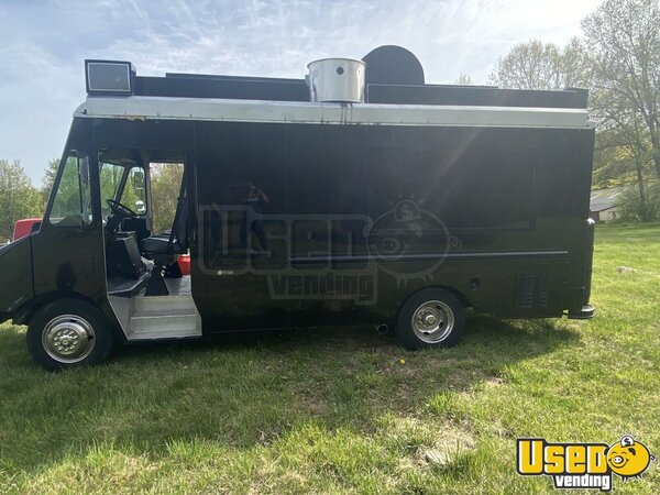 2002 Workhorse Step Van Kitchen Food Truck All-purpose Food Truck Ohio Gas Engine for Sale