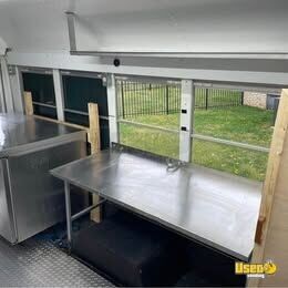 2003 3500 Express Coffee & Beverage Truck Diamond Plated Aluminum Flooring Tennessee Gas Engine for Sale