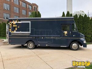 2003 M-line Walk In V Kitchen Food Truck All-purpose Food Truck Michigan Diesel Engine for Sale