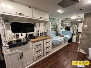 2003 Mobile Hair & Nail Salon Truck Backup Camera Florida Gas Engine for Sale