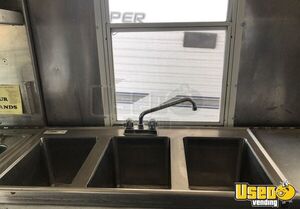 2003 P42 Workhorse Kitchen Food Truck All-purpose Food Truck Diamond Plated Aluminum Flooring Michigan Diesel Engine for Sale