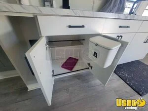 2003 Pioneer Mobile Hair & Nail Salon Truck 27 Missouri for Sale