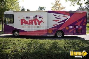 2003 Winnebago Rv Conversion Party / Gaming Trailer Tv Michigan Diesel Engine for Sale