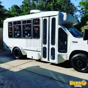 2004 E350 Mobile Pet Grooming Bus Pet Care / Veterinary Truck Texas Gas Engine for Sale