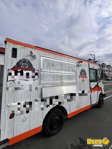 2004 Mt45 All-purpose Food Truck Stainless Steel Wall Covers New Jersey Diesel Engine for Sale