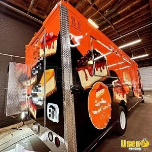 2004 Mt45 Chassis All-purpose Food Truck Diamond Plated Aluminum Flooring Virginia Diesel Engine for Sale