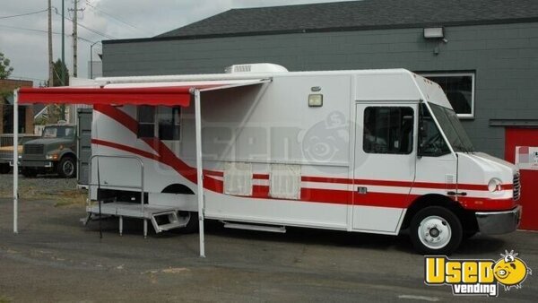 2004 Mt45 Kitchen Food Truck All-purpose Food Truck Hawaii Diesel Engine for Sale