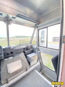 2004 P30 Utilimaster Mobile Hair Salon Truck Mobile Hair Salon Truck Additional 1 Washington Gas Engine for Sale
