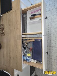 2004 P42 Mobile Hair Salon Truck Mobile Hair & Nail Salon Truck 21 Montana Gas Engine for Sale