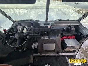 2004 P42 Mobile Hair Salon Truck Mobile Hair & Nail Salon Truck Hand-washing Sink Montana Gas Engine for Sale