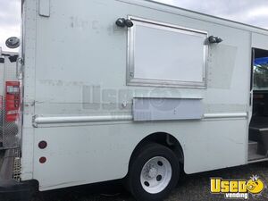 2004 P42 Stepvan Kitchen Food Truck All-purpose Food Truck Stainless Steel Wall Covers Virginia Diesel Engine for Sale