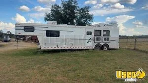 2005 Elite 3 Horse Living Quarters Trailer with Bathroom for Sale in Texas!