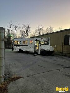 2005 300 Mobile Hair & Nail Salon Truck Concession Window Indiana Diesel Engine for Sale