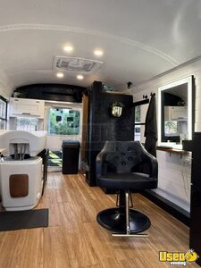 2005 300 Mobile Hair & Nail Salon Truck Hot Water Heater Indiana Diesel Engine for Sale