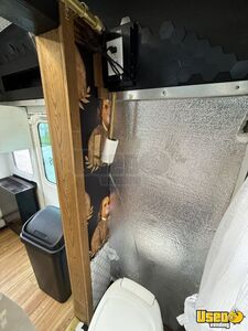 2005 300 Mobile Hair & Nail Salon Truck Interior Lighting Indiana Diesel Engine for Sale