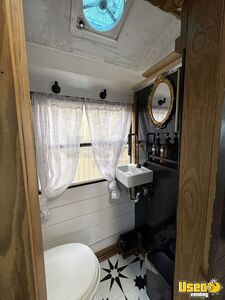 2005 300 Mobile Hair & Nail Salon Truck Surveillance Cameras Indiana Diesel Engine for Sale
