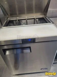 2005 P42 Kitchen Food Truck All-purpose Food Truck Electrical Outlets Florida Diesel Engine for Sale