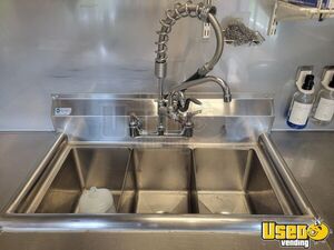 2005 P42 Kitchen Food Truck All-purpose Food Truck Exterior Lighting Florida Diesel Engine for Sale