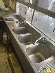 2005 Truck All-purpose Food Truck Diamond Plated Aluminum Flooring Pennsylvania Gas Engine for Sale