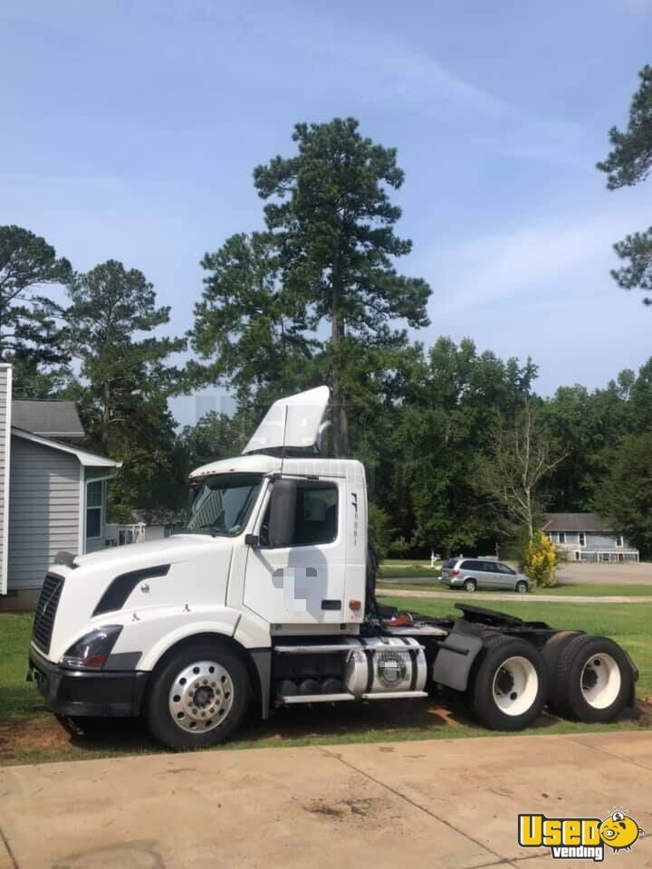 2005 Volvo Day Cab Semi Truck 500hp Cummins ISX450 10Speed MT for Sale
