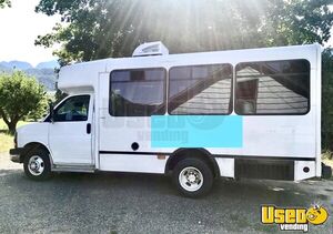 2006 3500 Mobile Pet Grooming Truck Pet Care / Veterinary Truck Air Conditioning Washington Gas Engine for Sale