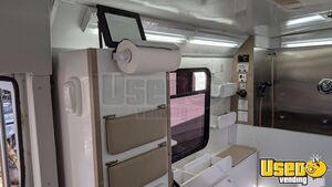 2006 E450 Pet Care / Veterinary Truck Interior Lighting Washington Gas Engine for Sale