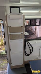 2006 E450 Pet Care / Veterinary Truck Transmission - Automatic Washington Gas Engine for Sale