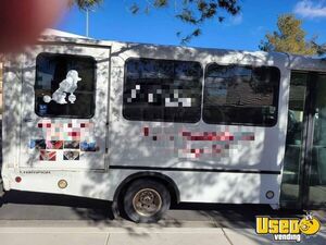 2006 F550 Mobile Pet Grooming Truck Pet Care / Veterinary Truck Electrical Outlets Nevada Gas Engine for Sale