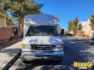2006 F550 Mobile Pet Grooming Truck Pet Care / Veterinary Truck Interior Lighting Nevada Gas Engine for Sale