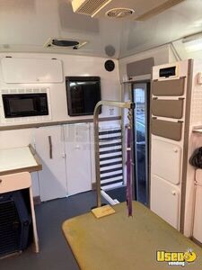 2006 Ford E-450 Wag'n Tails (elite Mobile Grooming Truck) Pet Care / Veterinary Truck Generator Oregon Gas Engine for Sale