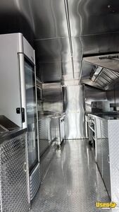 2006 Kitchen Food Truck All-purpose Food Truck Diamond Plated Aluminum Flooring Florida Diesel Engine for Sale