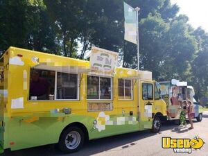 Professionally Built - 2006 24' Freightliner MT45 Gourmet Popcorn & Frozen Lemonade Truck for Sale in Texas!