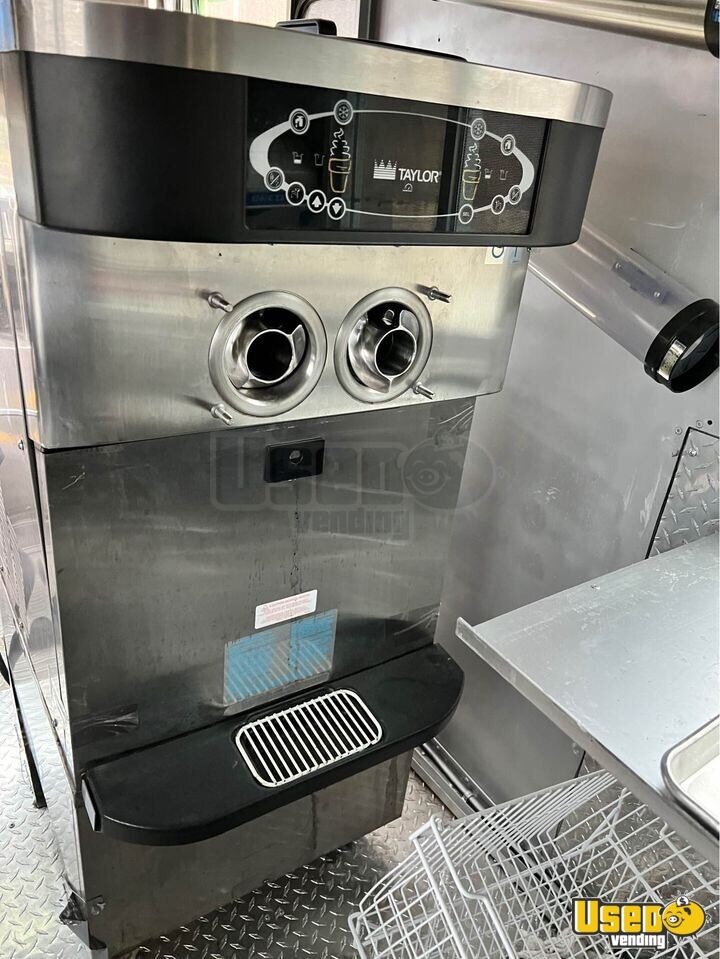 2006 Workhorse P42 Diesel Soft Serve & Shaved Ice Truck Mobile