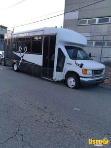 2007 E450 Mobile Barbershop Mobile Hair & Nail Salon Truck New York for Sale