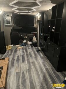 2007 E450 Mobile Hair & Nail Salon Truck Fresh Water Tank Illinois Gas Engine for Sale
