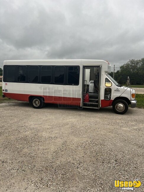 2007 E450 Mobile Hair & Nail Salon Truck Illinois Gas Engine for Sale